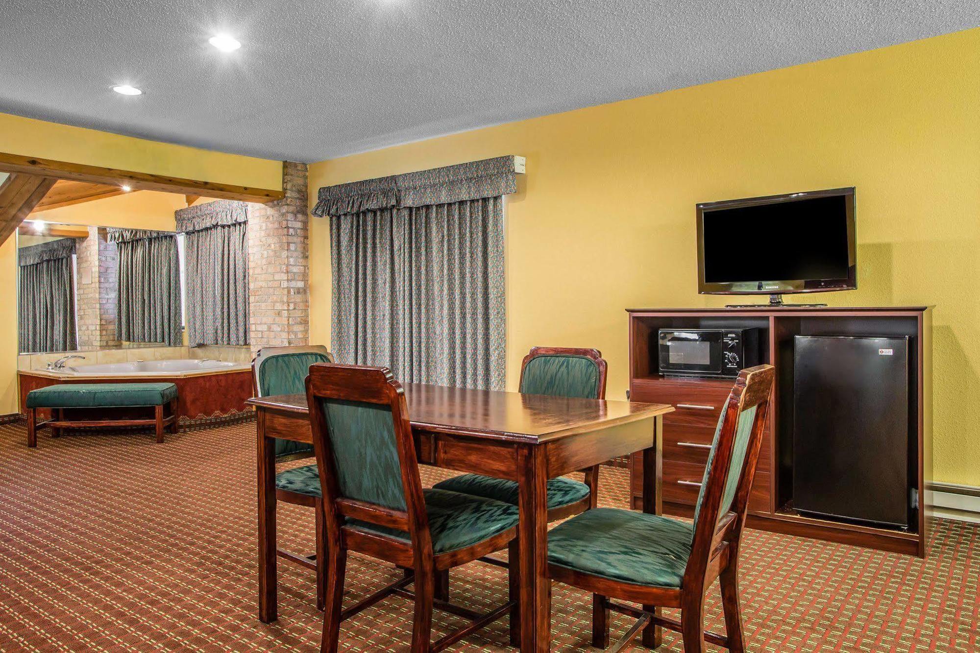 Quality Inn Central Wisconsin Airport Mosinee Экстерьер фото